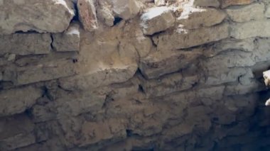 Yeşil çayır duvarındaki delikten, Ukrayna 'daki savaş sırasında bir top mermisinin neden olduğu kaya duvarındaki delikten. delik topçu atışı