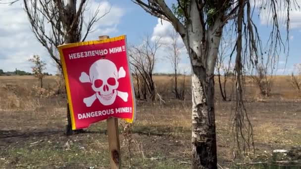Знак Опасности Украинском Языке Рядом Аграрным Полем Время Войны Украине — стоковое видео