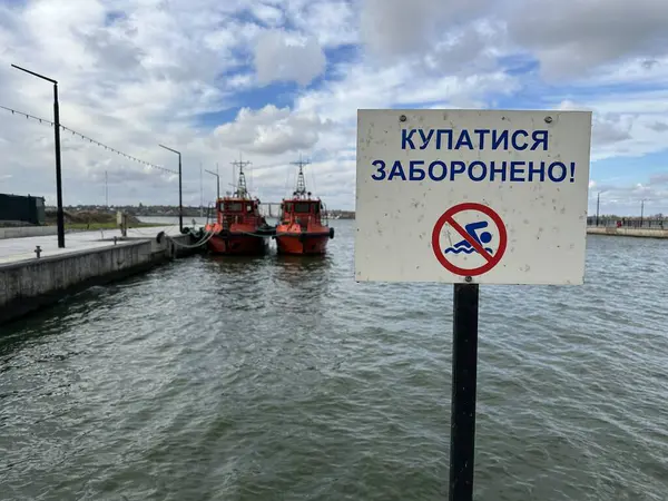Nehirde yasak tabelası. Çevirisi: 