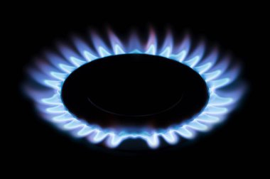 Gaz ocağı siyah arkaplanda izole edildi. Mutfak ocağı pişirme alevi. Yakın çekim..