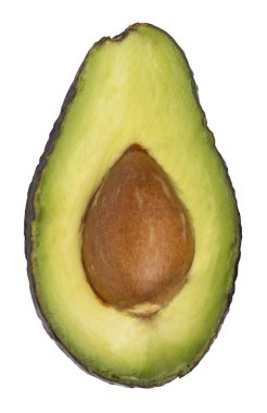 Avokado meyvesi tohumla ikiye bölünmüş, beyaz arka planda izole edilmiş.
