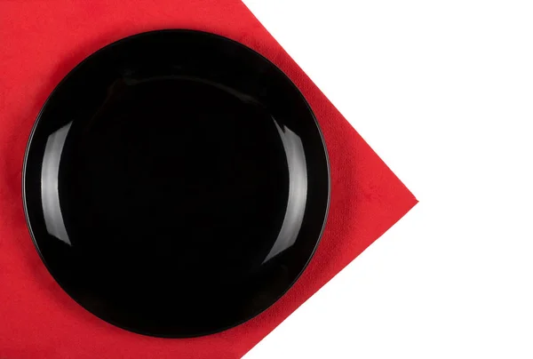白い背景に隔離された赤いナプキンの上の黒いプレート 空のコピースペースとファンシーテーブル設定 — ストック写真