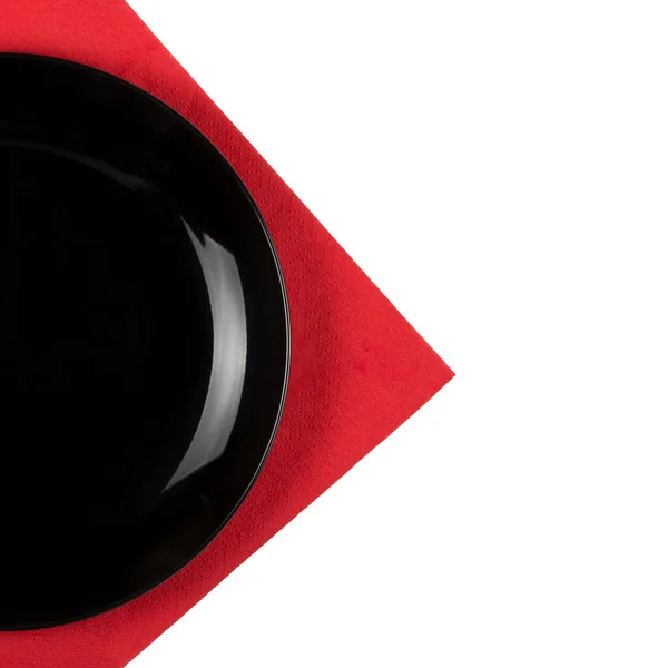 白い背景に隔離された赤いナプキンの上の黒いプレート 空のコピースペースとファンシーテーブル設定 — ストック写真