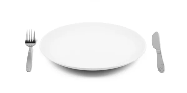 白色的空陶瓷盘与叉子和刀 侧面看 因白人背景而被隔离 — 图库照片