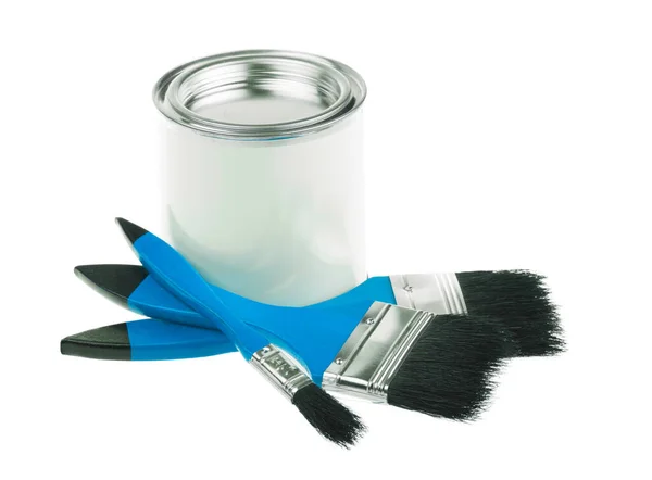 通用的白色锡罐 可与油漆和一些平刷用于油漆墙壁 家具或艺术 因白人背景而被隔离 — 图库照片