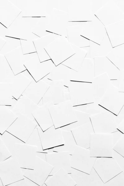 Stapel Blanco Stukjes Papier Verspreid Een Witte Neutrale Achtergrond — Stockfoto