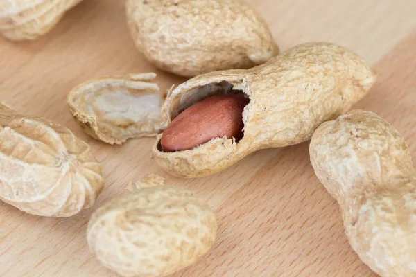 Eine Vielzahl Ganzer Erdnüsse Und Eine Halbe Geschälte Erdnuss Mit — Stockfoto