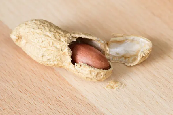 Setengah Kulit Kacang Dengan Kerang Retak Atas Meja Kayu Tembakkan — Stok Foto