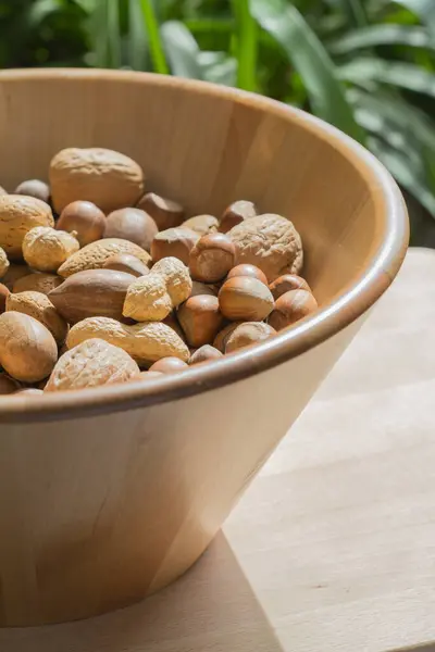 Bermacam Macam Kacang Dalam Mangkuk Kayu Besar Dengan Latar Belakang — Stok Foto
