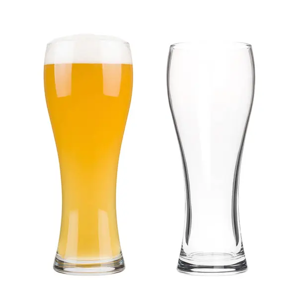 Dos Vasos Cerveza Aislados Sobre Fondo Blanco Taza Llena Cerveza —  Fotos de Stock