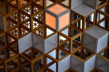 Ahşap arka plan duvarı. Ahşap bloklar arka plan. Küplerin hacimli çizimi. Birbirinin aynı küpler tek bir düzlem oluşturuyorlar..