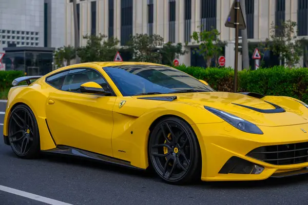 Doha, Katar: 7 Nisan 2024: Gün batımında sarı bir Lamborghini