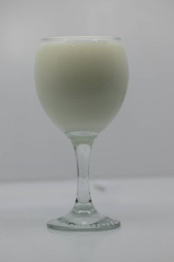 Bardaktaki süt - bardaktaki beyaz taze organik inek sütü