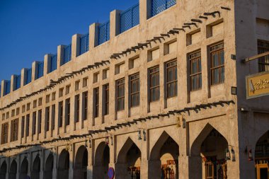 Doha, Katar - Ekim 2021: Eski Souq Waqif 'te Katar' da güneşli bir günde, Souq Waqif 'teki Katar mirasından kalma eski evlerin cepheleri.