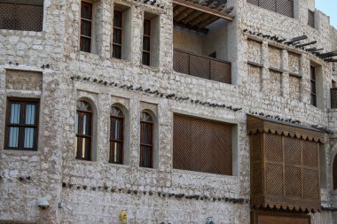 Doha, Katar - Ekim 2021: Eski Souq Waqif 'te Katar' da güneşli bir günde, Souq Waqif 'teki Katar mirasından kalma eski evlerin cepheleri.