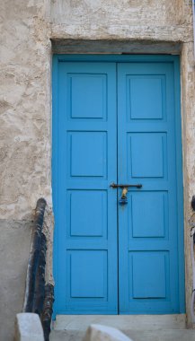 eski siyah beyaz kapı