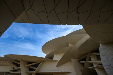 Doha, Katar - 16 Şubat 2024: Katar Ulusal Müzesi 'nin mimarı Jean Nouvel tarafından tasarlanan yeni bir çöl gülü olarak 2019 yılında açıldı..