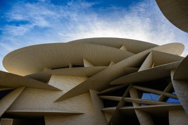 Doha, Katar - 16 Şubat 2024: Katar Ulusal Müzesi 'nin mimarı Jean Nouvel tarafından tasarlanan yeni bir çöl gülü olarak 2019 yılında açıldı..