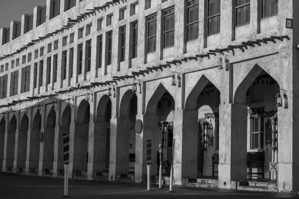 Doha, Katar - Ekim 2021: Eski Souq Waqif 'te Katar' da güneşli bir günde, Souq Waqif 'teki Katar mirasından kalma eski evlerin cepheleri.