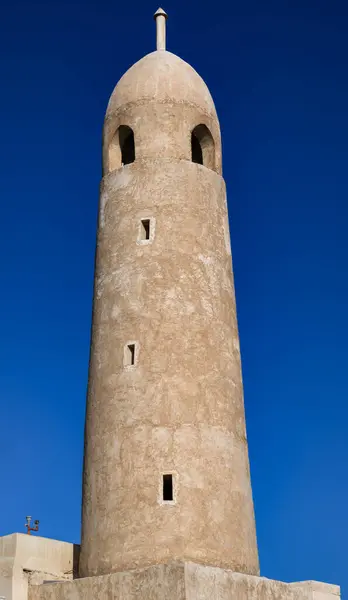 Doha, Katar - 09 Şubat 2024: Souq Waqif 'teki tarihi camilerden biri (geleneksel pazar), Katar.