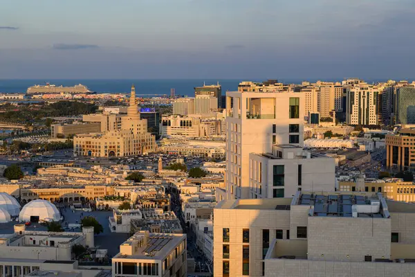 Akşamları Doha şehri.