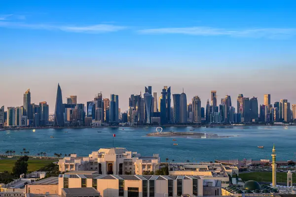 Orta Doğu Katar 'daki modern ve yüksek gökdelenli Doha şehrinin ufuk çizgisi. Doha 's Corniche, West Bay' de.