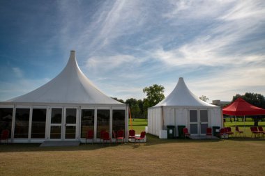 Çimlerin ortasındaki beyaz çadır.