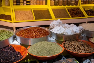 Market tezgahındaki çeşitli baharatların yakın plan çekimi.