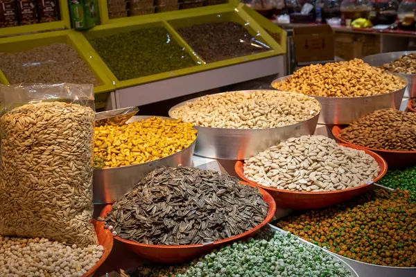 Piyasada çeşitli baharatlar var.