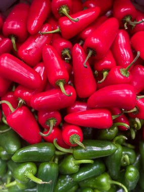 Markette satılık kırmızı biberler, kırmızı biberlerin arka planı.