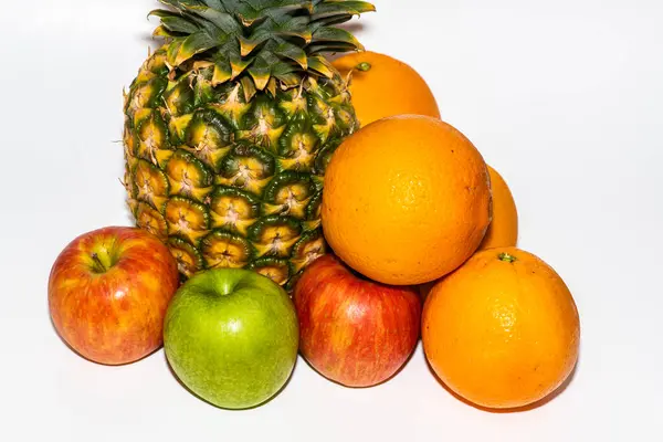 Beyaz arka planda taze olgun elmalar ve ananas.