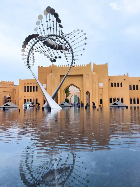 Katara Plaza 'da sanat metali heykeli, Doha, Katar