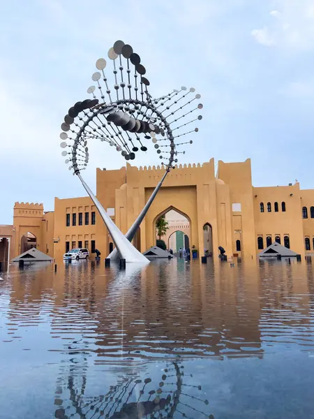 Katara Plaza 'da sanat metali heykeli, Doha, Katar