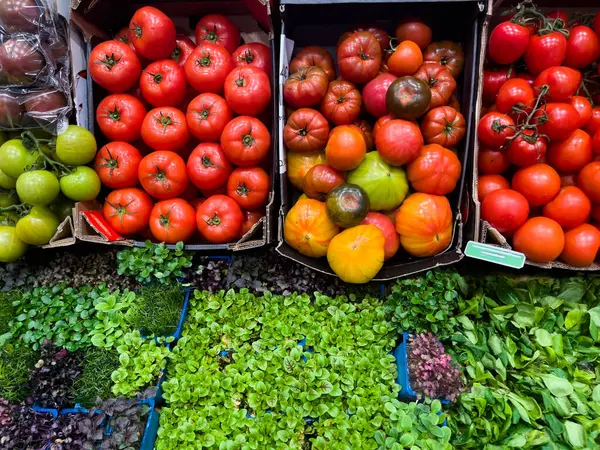 Süpermarkette tezgahın üzerinde renkli taze organik meyveler.