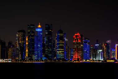 Gece Doha 'nın gökdelenleri, Katar