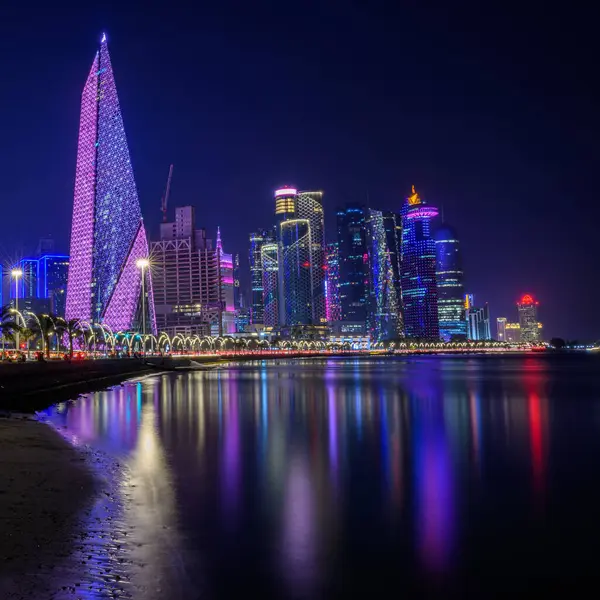 DOHA, Katar - 18 Aralık 2024: Doha, Katar 'ın gece silueti.