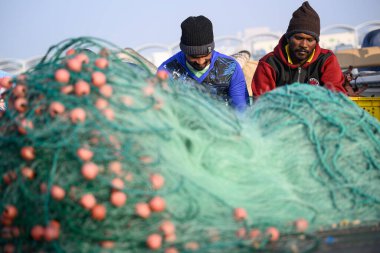 Doha Katar 27-2024: Balıkçılar ağlarını fi için hazırlıyorlar