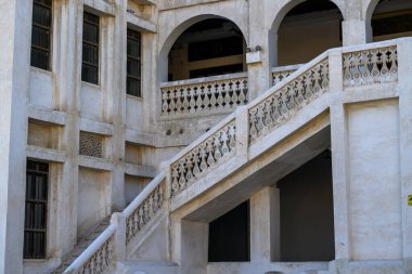Doha, Katar: Merdivenleri ikinci kata çıkan beyaz bir bina 