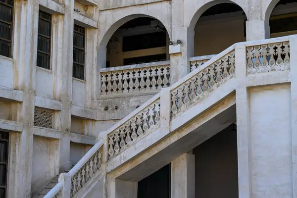 DOHA, Katar: 9 Şubat 2024: Souq Waqif 'te ikinci kata çıkan merdivenli beyaz bir bina.