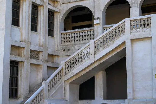 Doha, Katar: Merdivenleri ikinci kata çıkan beyaz bir bina 