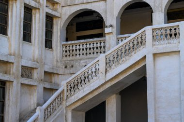 DOHA, Katar: 9 Şubat 2024: Souq Waqif 'te ikinci kata çıkan merdivenli beyaz bir bina.