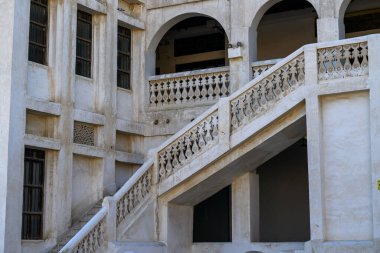 Doha, Katar: Merdivenleri ikinci kata çıkan beyaz bir bina 