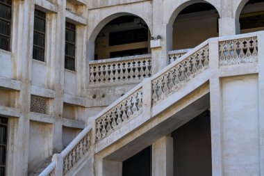 Doha, Katar: Merdivenleri ikinci kata çıkan beyaz bir bina 