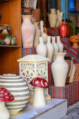 Bir vazo ve diğer seramik eşyalar, mantar da dahil.