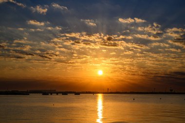 Doha Katar: Suyun üzerinde gün doğumu Eski Doha limanından manzara, güzel bir turuncu ve pembe gökyüzü yaratıyor