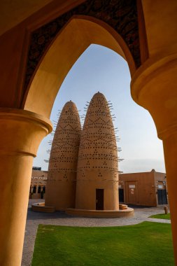 Katar 'ın Doha kentindeki Katara kültür köyünün güvercin kuleleri bir kemer vasıtasıyla çerçevelenmiş. Katara doğu kıyısında Batı Körfezi Bölgesi ile İnci Katar arasında yer almaktadır.