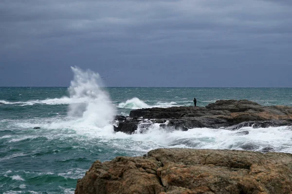 Pescador Con Las Olas Rompiendo Las Rocas Alrededor Costa Rhode — Foto de Stock