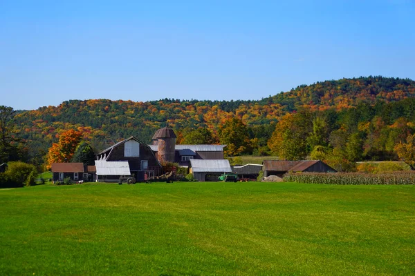 Edifícios Agrícolas Nova Inglaterra Cercados Pela Cor Outono — Fotografia de Stock