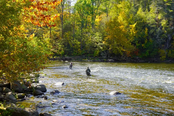 Zwei Fliegenfischer Einem Fluss Neuengland Einem Sonnigen Herbsttag — Stockfoto
