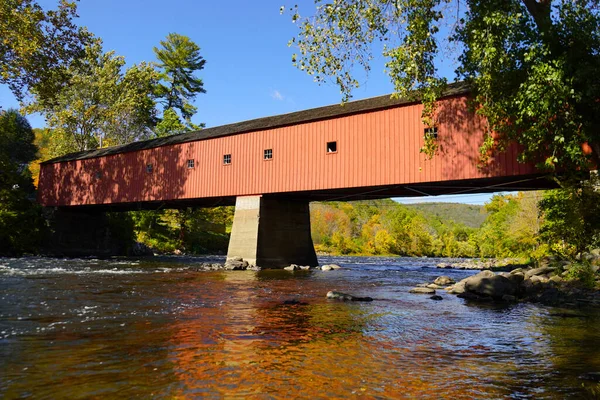 西コーンウォールはニューイングランドの晴れた秋の日にフサトニック川に架かる橋をカバーした — ストック写真